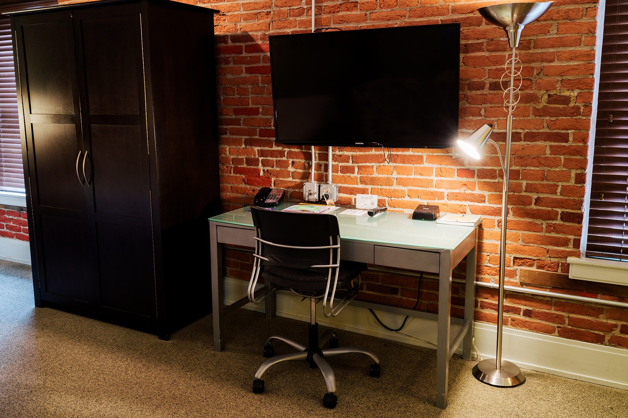 desk and tv